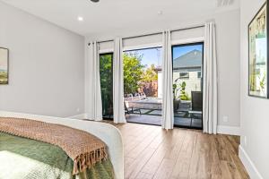 Postel nebo postele na pokoji v ubytování The Fairway on Maple + 33 fotografií