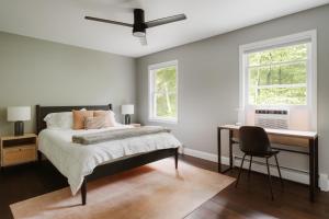 Postel nebo postele na pokoji v ubytování Woods Edge Private 5 Acres Hot Tub Fire Pit