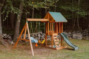 Herní místnost nebo prostor pro děti v ubytování Woods Edge Private 5 Acres Hot Tub Fire Pit