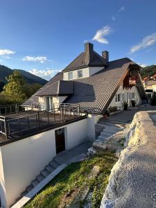 Nespecifikovaný výhled na hory nebo výhled na hory při pohledu z penzionu