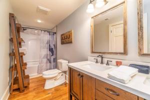 Ένα μπάνιο στο Downtown Duo - The Loft & The Den +34 φωτογραφίες