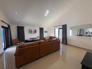 TV a/nebo společenská místnost v ubytování The Lighthouse - Beachfront