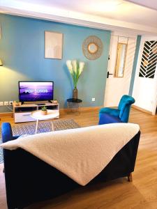 TV a/nebo společenská místnost v ubytování L'atelier du Charme Dole Centre