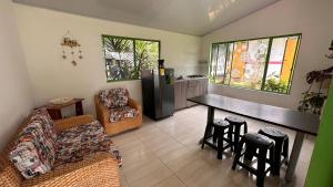 una sala de estar con un sofá y una mesa en Padua Finca Hotel, en Chachagüí