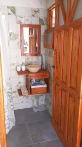 ein Badezimmer mit Waschbecken und Spiegel in der Unterkunft El buen descanso in San Bernardo + 17 Fotos