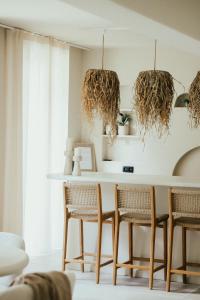 a dining room with rattan chairs and a table at B&B Zuidhoute in Maldegem +10 photos