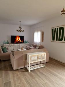 ein Wohnzimmer mit Couch und Kamin in der Unterkunft La Herbolera Vv in Teror