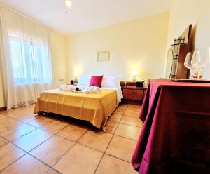 MarcellinaraGiù in Calabria B&B - Terrazze Italiane的一间带2张桌子的房间,卧室配有一张床