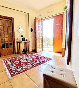 MarcellinaraGiù in Calabria B&B - Terrazze Italiane的客厅里有一扇门，地板上铺着地毯