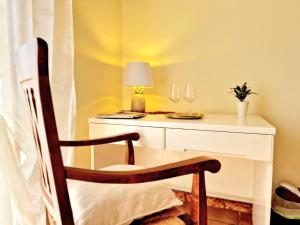 MarcellinaraGiù in Calabria B&B - Terrazze Italiane的椅子,坐在桌子旁,带灯 更多11张照片