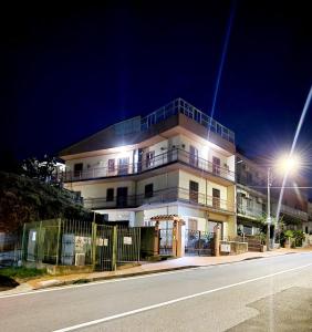 MarcellinaraGiù in Calabria B&B - Terrazze Italiane的街上的一座有街灯的建筑
