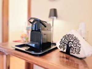 MarcellinaraGiù in Calabria B&B - Terrazze Italiane的咖啡壶,位于柜台上
