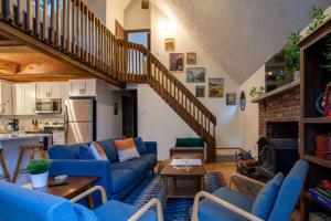 Posezení v ubytování Hot Tub & Fire Pit: Cozy Pines Chalet in Poconos