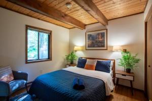 Postel nebo postele na pokoji v ubytování Hot Tub & Fire Pit: Cozy Pines Chalet in Poconos + 38 fotografií