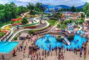 Bazén v ubytování Hot Tub & Fire Pit: Cozy Pines Chalet in Poconos nebo v jeho okolí