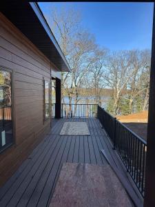 Balkón nebo terasa v ubytování 5 Bdrm 12 Guest LakeHouse with Private Boat Dock