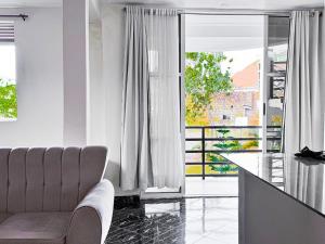 Posezení v ubytování Lakeview Suites by SYLV ESTATE