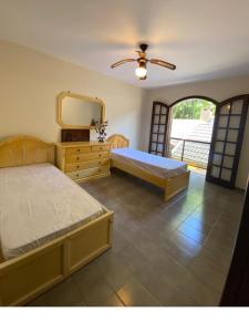 Ένα ή περισσότερα κρεβάτια σε δωμάτιο στο Sobrado Guaratuba 3 quartos