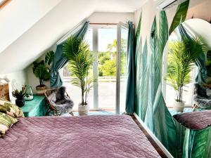 Postel nebo postele na pokoji v ubytování Bohemian ECO lodge Retreat + 66 fotografií