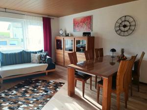 a living room with a table and a couch at Casa del Norte in Brackenheim
