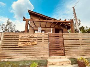 a wooden fence in front of a house at cabanas Aconchego dos Canyons in Praia Grande