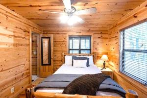 Bison Point-Ladder Ball, Corn Hole, Fire Pit, Sleeps 10 في بروكن بو: غرفة نوم مع سرير في كوخ خشبي