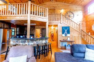 Bison Point-Ladder Ball, Corn Hole, Fire Pit, Sleeps 10 في بروكن بو: غرفة معيشة مع بار في كابينة