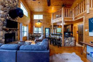 Bison Point-Ladder Ball, Corn Hole, Fire Pit, Sleeps 10 في بروكن بو: غرفة معيشة مع أريكة ومدفأة حجرية