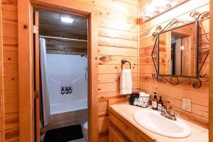 Bison Point-Ladder Ball, Corn Hole, Fire Pit, Sleeps 10 في بروكن بو: حمام مع حوض ودش في كابينة خشب +33 صورة