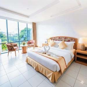 Un pat sau paturi într-o cameră la HOTEL LAKE CASTLE - Parkview +54 fotografii