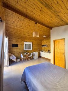 En eller flere senge i et værelse på Chalé para casais! Completo e perto de tudo!