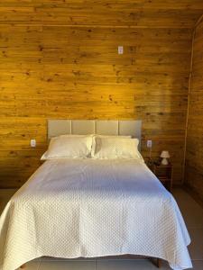 En eller flere senge i et værelse på Chalé para casais! Completo e perto de tudo! + 9 billeder