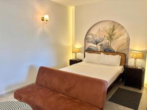 Postel nebo postele na pokoji v ubytování Candolim Beach Studio Apartment with Pool WiFi Balcony and Kitchenette + 41 fotografií