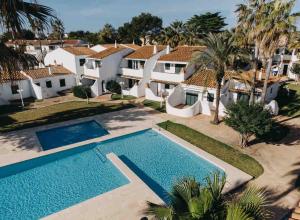 eine Luftaufnahme eines Hauses mit Swimmingpool in der Unterkunft Espectacular Apartamento in Cala'n Bosch