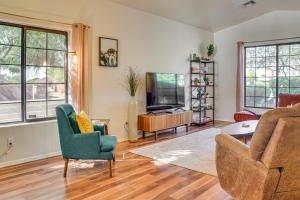 TV a/nebo společenská místnost v ubytování Pet-Friendly Home with Private Pool in Gold Canyon!