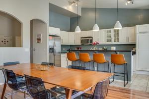Kuchyň nebo kuchyňský kout v ubytování Pet-Friendly Home with Private Pool in Gold Canyon!
