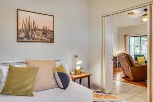 Postel nebo postele na pokoji v ubytování Pet-Friendly Home with Private Pool in Gold Canyon! + 26 fotografií