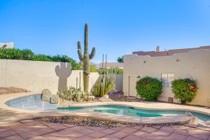 Bazén v ubytování Pet-Friendly Home with Private Pool in Gold Canyon! nebo v jeho okolí