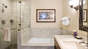 Koupelna v ubytování 378 Lodge At Spruce Peak Ski In Ski In Ski Out King Studio By Stowe Mountain Rentals + 13 fotografií