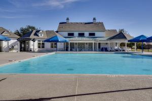 Bazén v ubytování 3,000-Sq-Ft Family Home in Anna with Game Room! nebo v jeho okolí