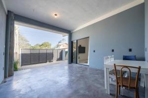 a kitchen and dining room with a large sliding glass door at Casa em Bombinhas in Bombinhas