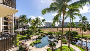 Bazén v ubytování Hale Moana by AvantStay Incredible Hawaii Beach Resort w Pool Hot Tub nebo v jeho okolí