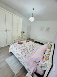 een slaapkamer met een bed en witte kasten bij Casa Vacanze Anice e Cannella in Palestrina