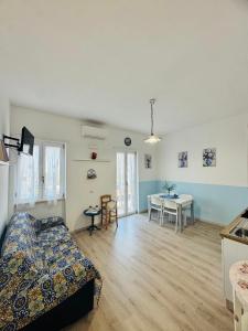 een woonkamer met een bank en een tafel bij Casa Vacanze Anice e Cannella in Palestrina