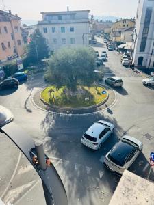 een straat met auto's geparkeerd op een parkeerplaats bij Casa Vacanze Anice e Cannella in Palestrina
