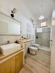 een badkamer met een wastafel en een toilet bij Casa Vacanze Anice e Cannella in Palestrina +3 foto's