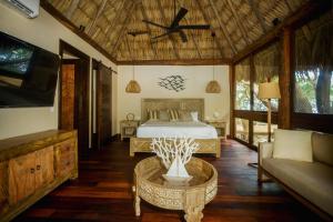 Voodi või voodid majutusasutuse All-Inclusive Sapodilla Private Island toas +22 fotot