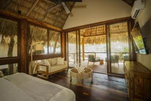 Televiisor ja/või meelelahutuskeskus majutusasutuses All-Inclusive Sapodilla Private Island