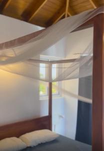 ein Schlafzimmer mit einem Etagenbett mit Holzbettrahmen in der Unterkunft Hibiscus Haven in Roseau