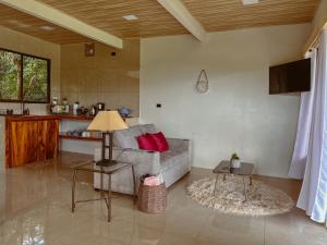 a living room with a couch and a table at Cabaña Elvira in La Cruz